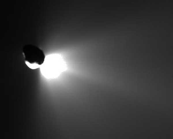 Tempel 1 as seen an hour or so after the impact. Image credit NASA/JPL/UMD.