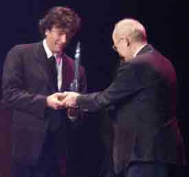 Neal Gaiman getting the Hugo from Vernor Vinge - Copyright © 2002, Suzanne Gibson.